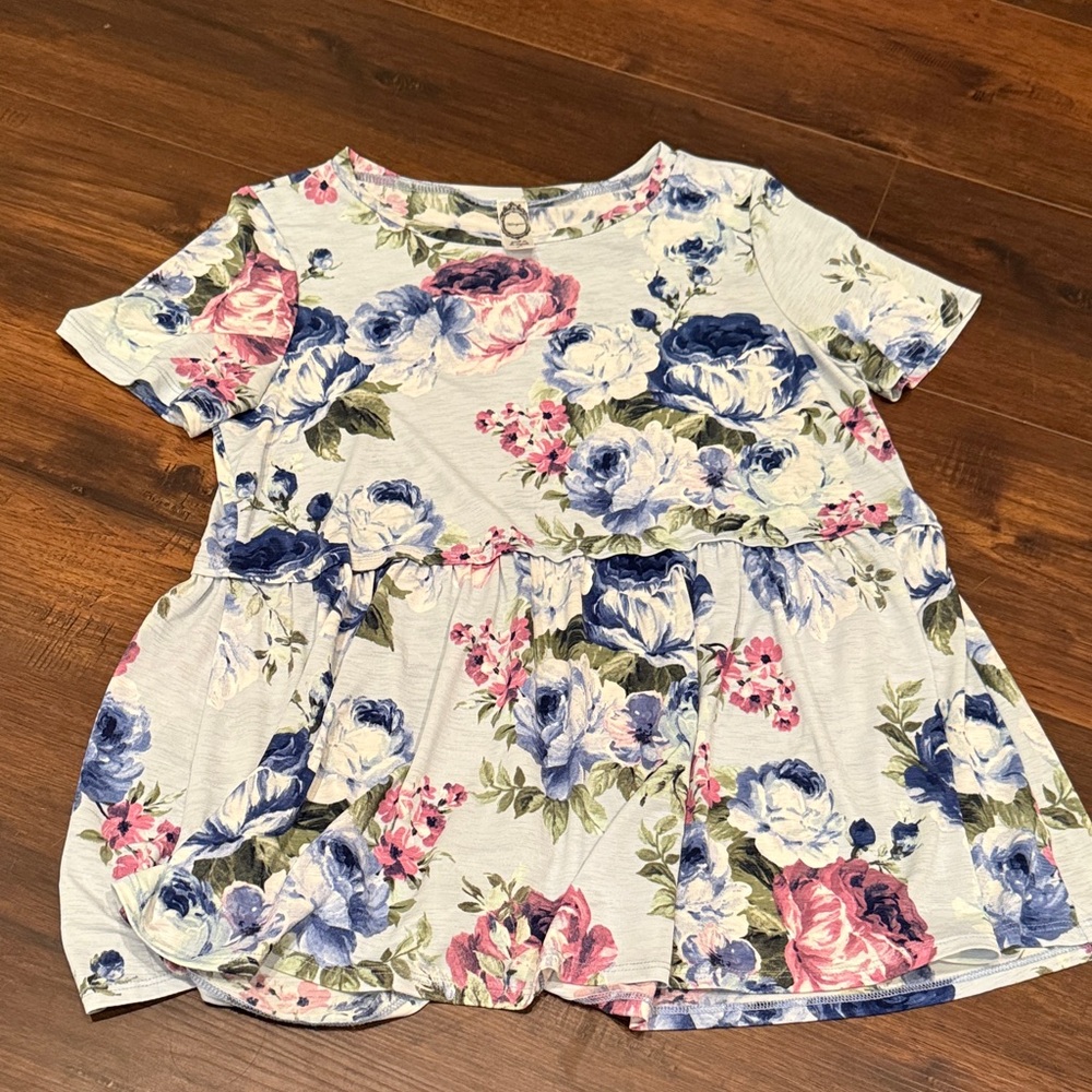 Floral Short Sleeve Peplum Top- women’s medium- excellent condition!